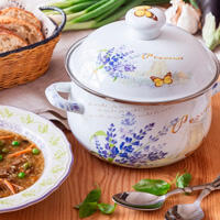 Hŕstková polievka a smaltovaný riad v štýle Provence